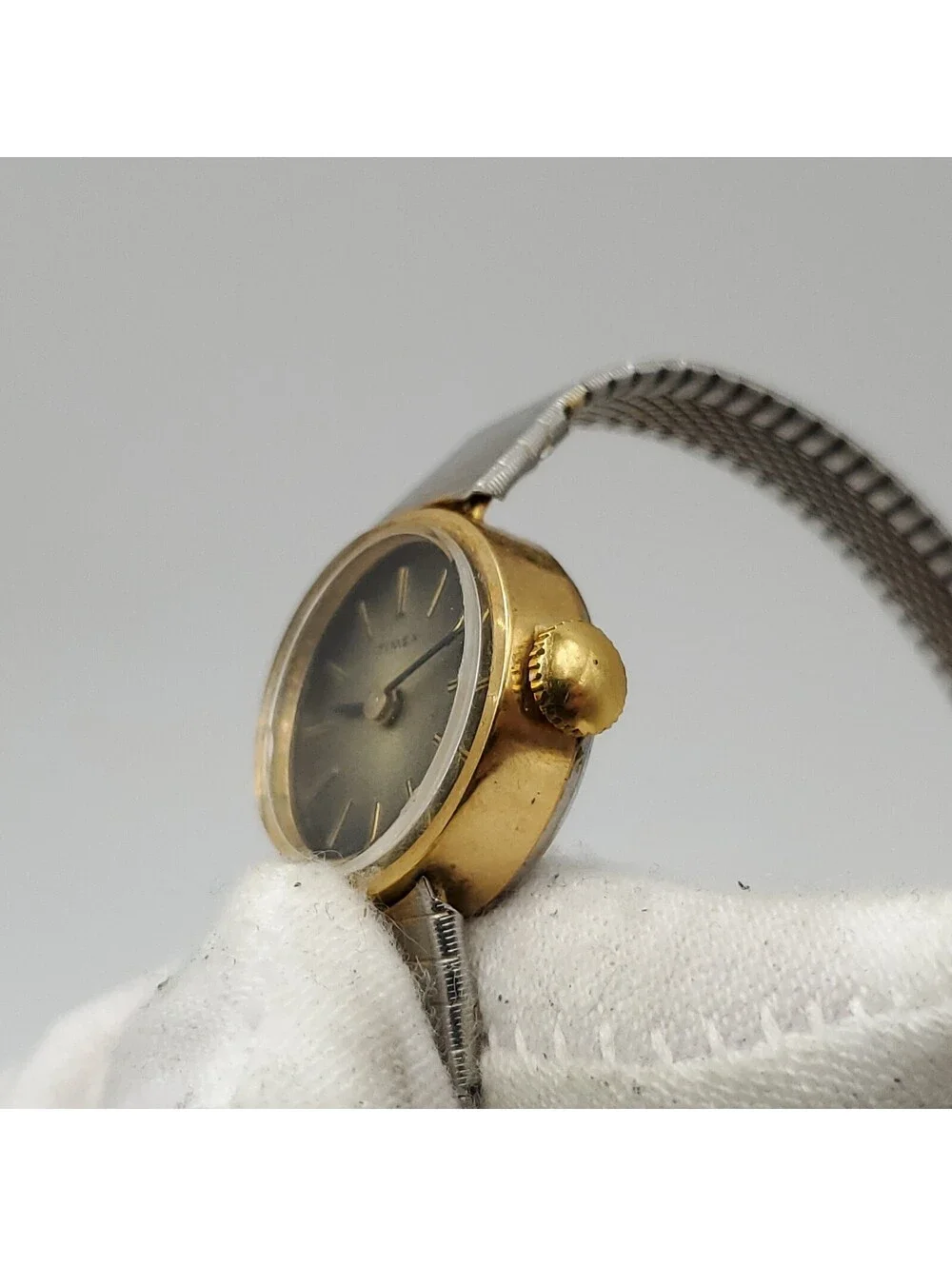 Vintage Timex Mechanical Gold Tone Adjustable Band Womens Watch 17mm Running